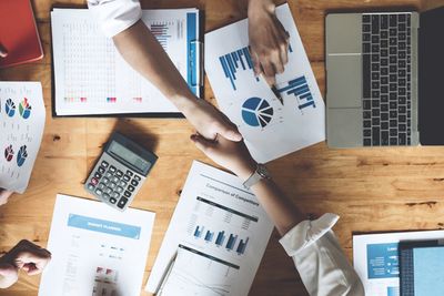 Unser erfahrenes Team, fachlich breit aufgestellt und modern ausgestattet übernimmt effektiv und kostengünstig die Betriebsführung Ihrer Windenergieanlagen Unser erfahrenes Team, fachlich breit aufgestellt und modern ausgestattet übernimmt effektiv und kostengünstig die Betriebsführung Ihrer Windenergieanlagen